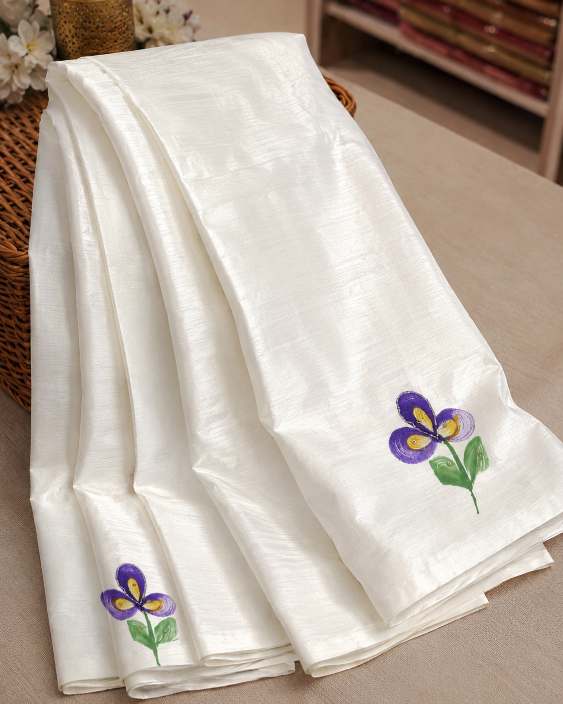 🤍Beautiful Floral Print White Saree🤍